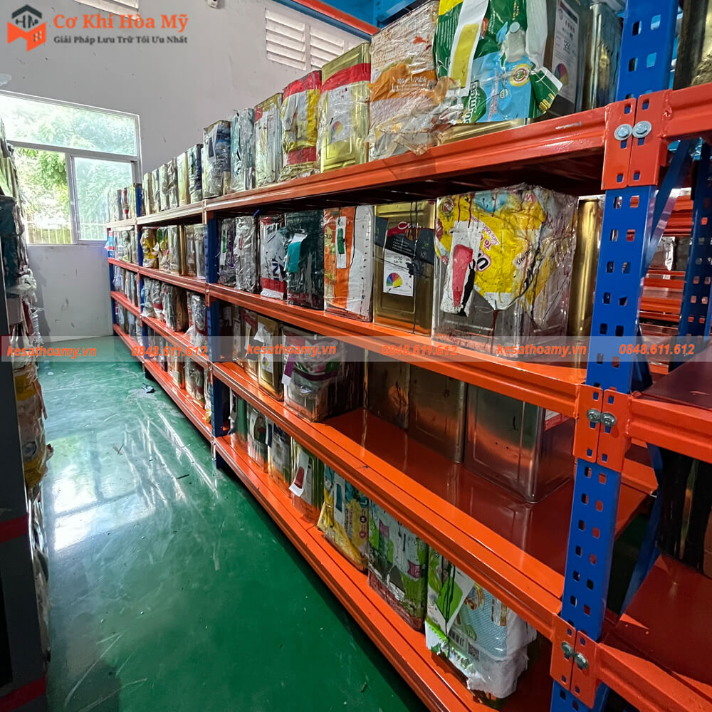 Sắp xếp hàng hóa lên kệ trung tải 4 tầng